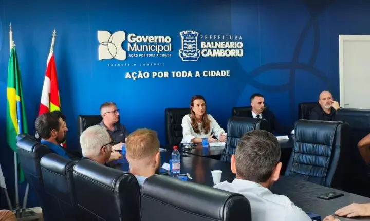 Prefeita de Balneário Camboriú reúne empresas e cobra cumprimento dos prazos da reurbanização da orla