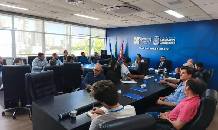 Prefeita de Balneário Camboriú reúne empresas e cobra cumprimento dos prazos da reurbanização da orla