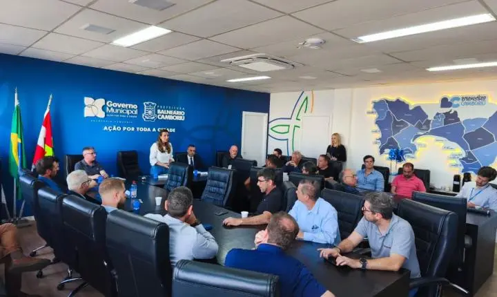 Prefeita de Balneário Camboriú reúne empresas e cobra cumprimento dos prazos da reurbanização da orla