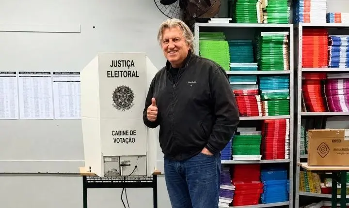 Prefeito Leonel Pavan vota em Camboriú e destaca importância da participação democrática