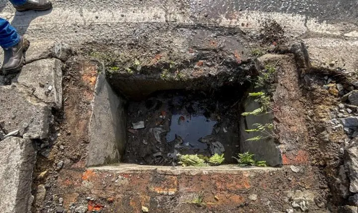 Prefeitura de Balneário Camboriú desobstrui sistema de drenagem no túnel da BR-101, no Nova Esperança
