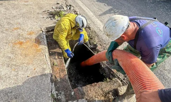 Prefeitura de Balneário Camboriú desobstrui sistema de drenagem no túnel da BR-101, no Nova Esperança