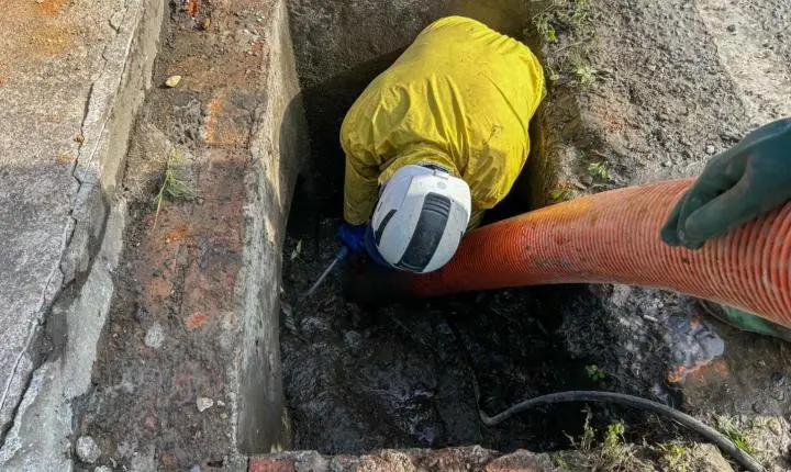 Prefeitura de Balneário Camboriú desobstrui sistema de drenagem no túnel da BR-101, no Nova Esperança
