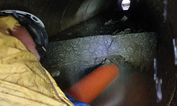 Prefeitura de Balneário Camboriú desobstrui sistema de drenagem no túnel da BR-101, no Nova Esperança