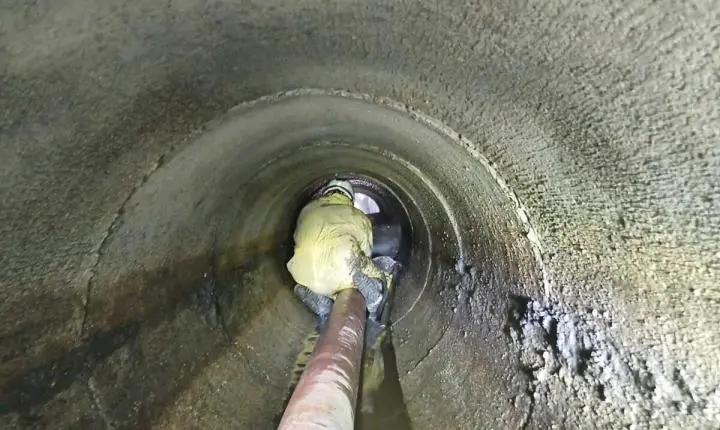 Prefeitura de Balneário Camboriú desobstrui sistema de drenagem no túnel da BR-101, no Nova Esperança