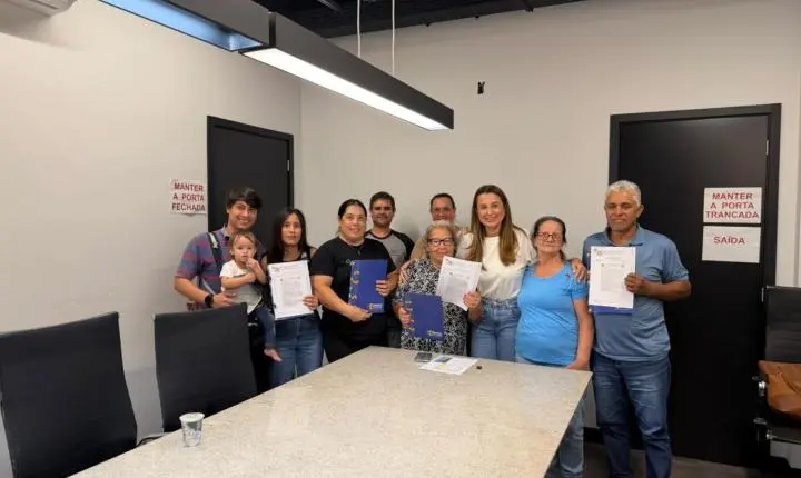 Prefeitura de Balneário Camboriú entrega cinco matrículas de regularização fundiária de interesse social