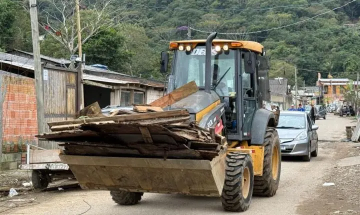 Prefeitura de Balneário Camboriú promove mutirão de limpeza na Vila Fortaleza
