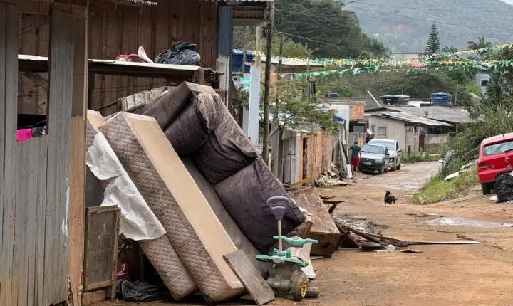 Prefeitura de Balneário Camboriú promove mutirão de limpeza na Vila Fortaleza