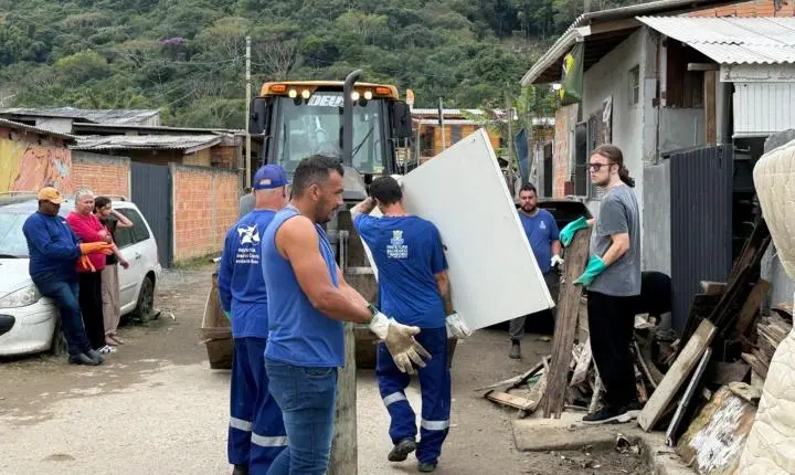 Prefeitura de Balneário Camboriú promove mutirão de limpeza na Vila Fortaleza