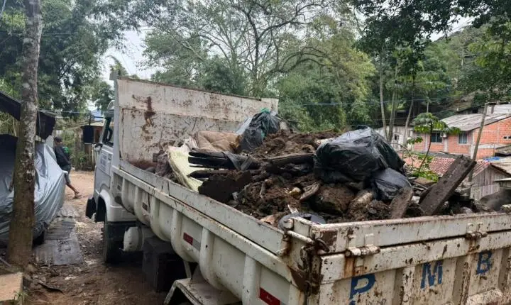 Prefeitura de Balneário Camboriú promove segundo mutirão de limpeza na Vila Fortaleza 
