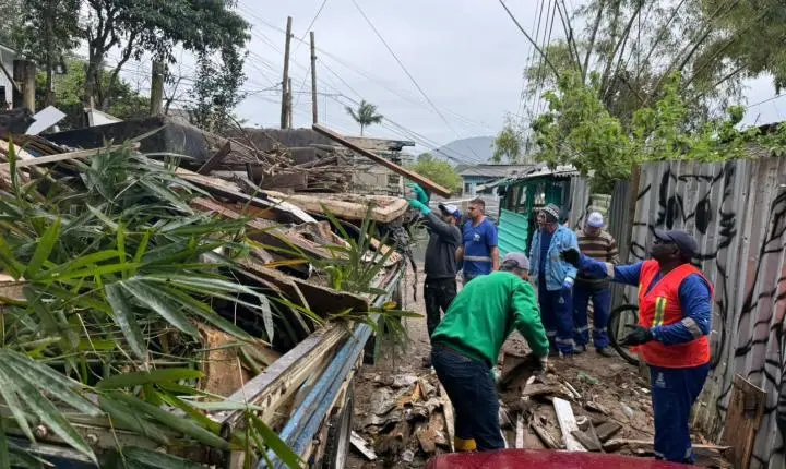 Prefeitura de Balneário Camboriú promove segundo mutirão de limpeza na Vila Fortaleza 