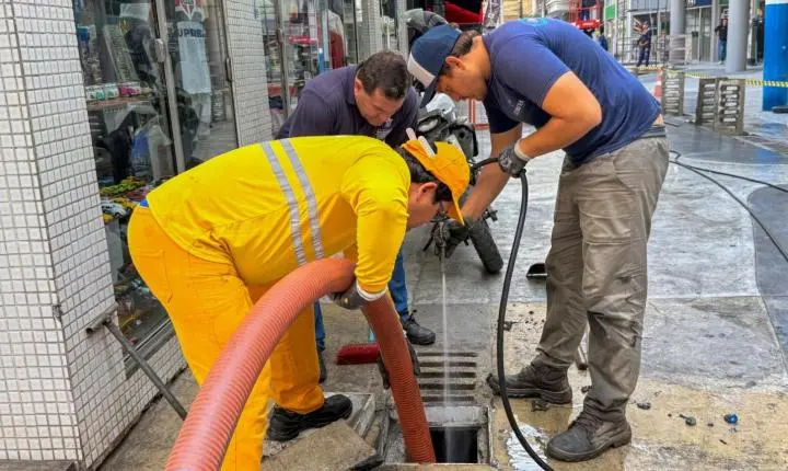 Prefeitura realiza limpeza e manutenção do sistema de drenagem da região do Calçadão da Central