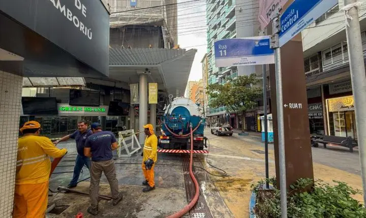 Prefeitura realiza limpeza e manutenção do sistema de drenagem da região do Calçadão da Central