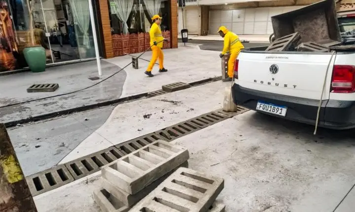 Prefeitura realiza limpeza e manutenção do sistema de drenagem da região do Calçadão da Central