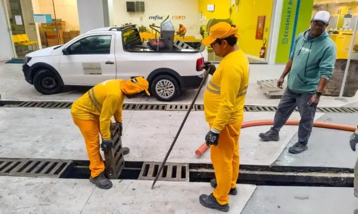 Prefeitura realiza limpeza e manutenção do sistema de drenagem da região do Calçadão da Central