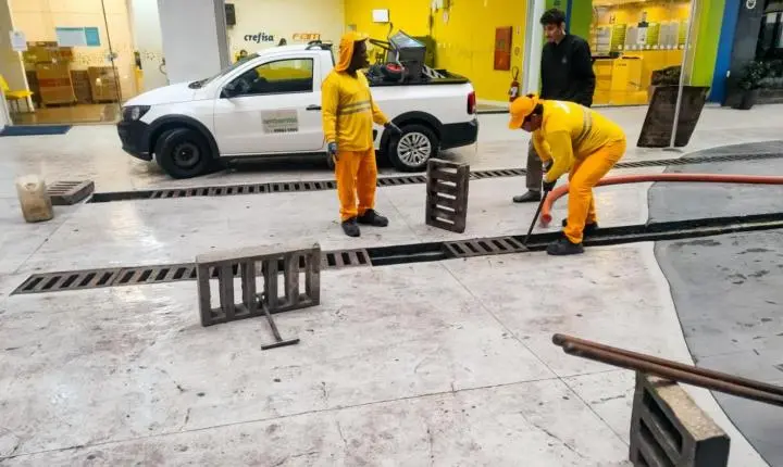 Prefeitura realiza limpeza e manutenção do sistema de drenagem da região do Calçadão da Central