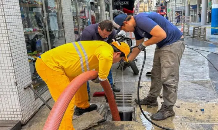 Prefeitura realiza limpeza e manutenção do sistema de drenagem da região do Calçadão da Central