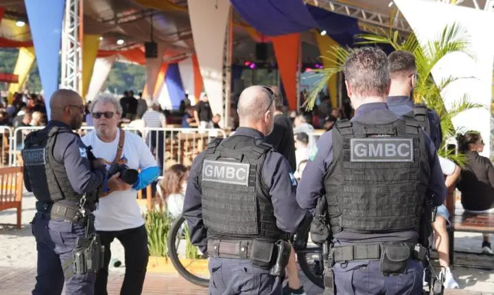 Primeiro dia do 8º Arrancadão de Canoas Artesanais reúne grande público na Praia Central de Balneário Camboriú