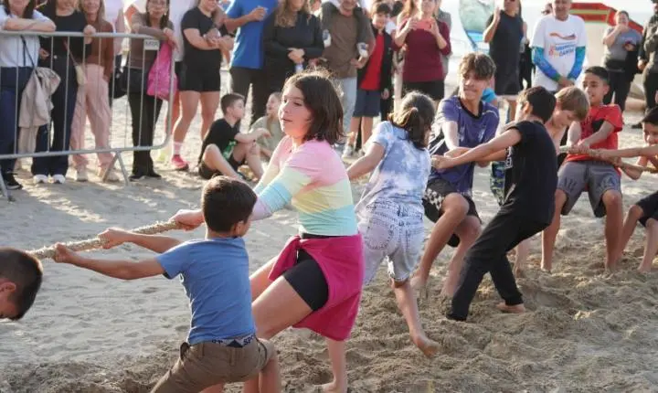 Primeiro dia do 8º Arrancadão de Canoas Artesanais reúne grande público na Praia Central de Balneário Camboriú