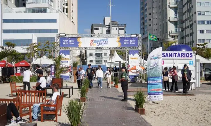 Primeiro dia do 8º Arrancadão de Canoas Artesanais reúne grande público na Praia Central de Balneário Camboriú