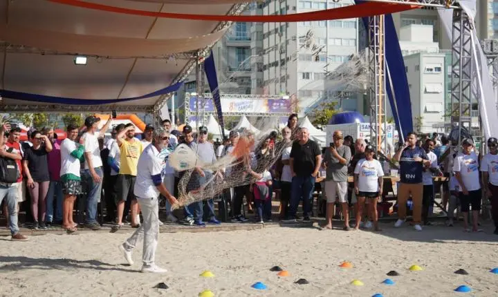 Primeiro dia do 8º Arrancadão de Canoas Artesanais reúne grande público na Praia Central de Balneário Camboriú