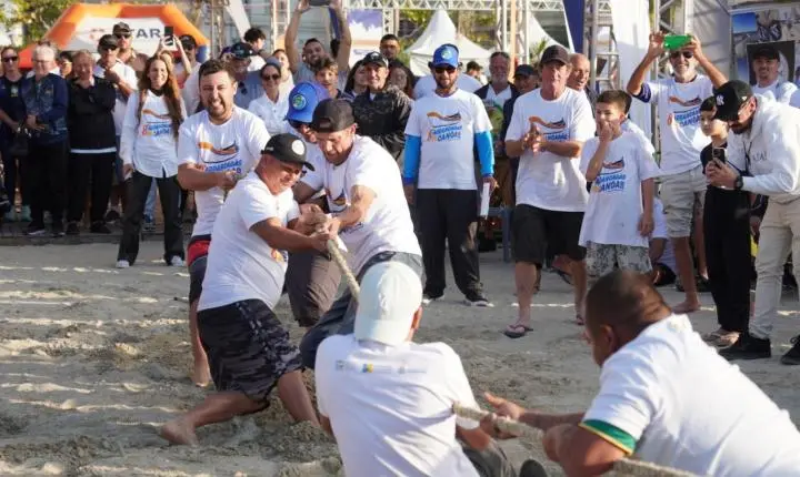 Primeiro dia do 8º Arrancadão de Canoas Artesanais reúne grande público na Praia Central de Balneário Camboriú
