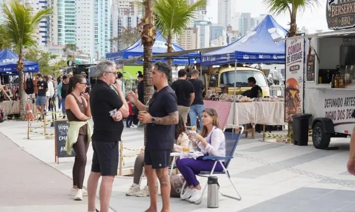 Primeiro dia do 8º Arrancadão de Canoas Artesanais reúne grande público na Praia Central de Balneário Camboriú