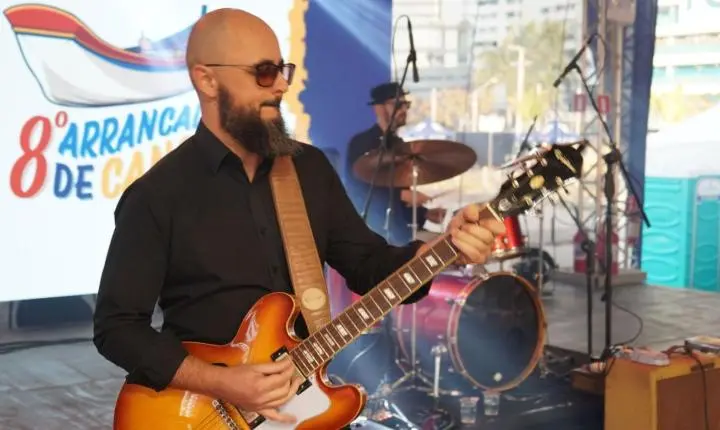 Primeiro dia do 8º Arrancadão de Canoas Artesanais reúne grande público na Praia Central de Balneário Camboriú