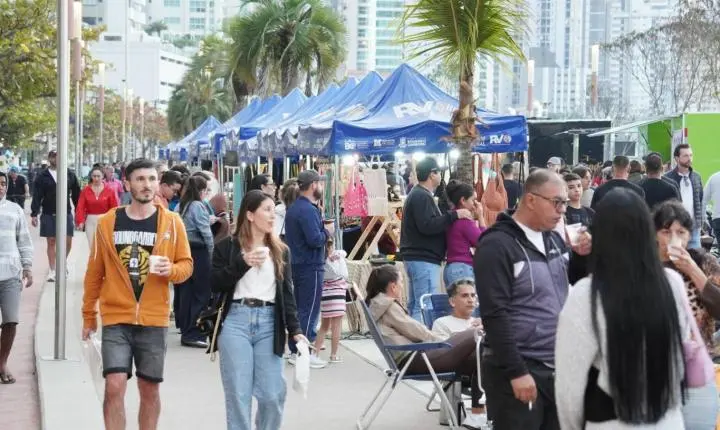 Primeiro dia do 8º Arrancadão de Canoas Artesanais reúne grande público na Praia Central de Balneário Camboriú