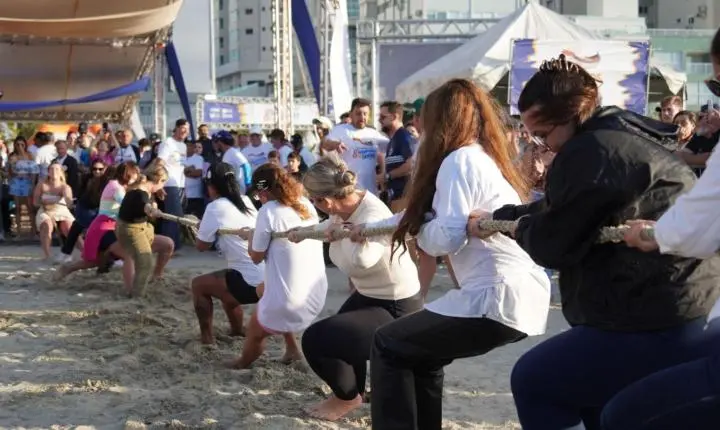 Primeiro dia do 8º Arrancadão de Canoas Artesanais reúne grande público na Praia Central de Balneário Camboriú