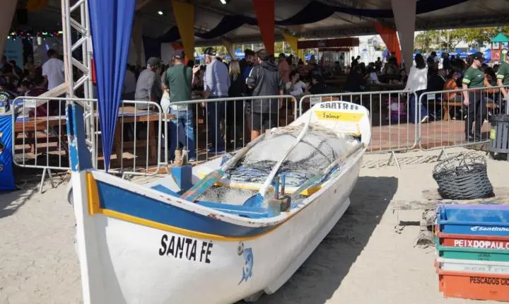 Primeiro dia do 8º Arrancadão de Canoas Artesanais reúne grande público na Praia Central de Balneário Camboriú