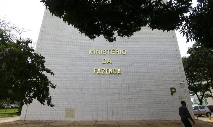 Projeção oficial de inflação sobe para 5,1%, com estouro da meta