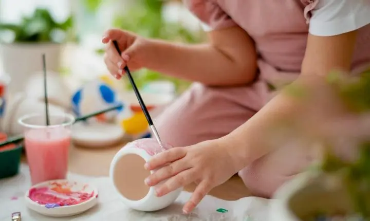 Projeto Arte em Barro oferece oficinas gratuitas de cerâmica para crianças em Itajaí