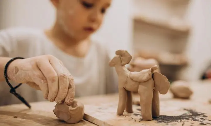 Projeto Arte em Barro oferece oficinas gratuitas de cerâmica para crianças em Itajaí