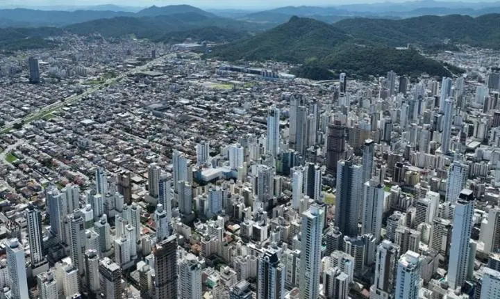 Proposta que altera regras do IPTU para imóveis novos em Balneário Camboriú é encaminhada à Câmara
