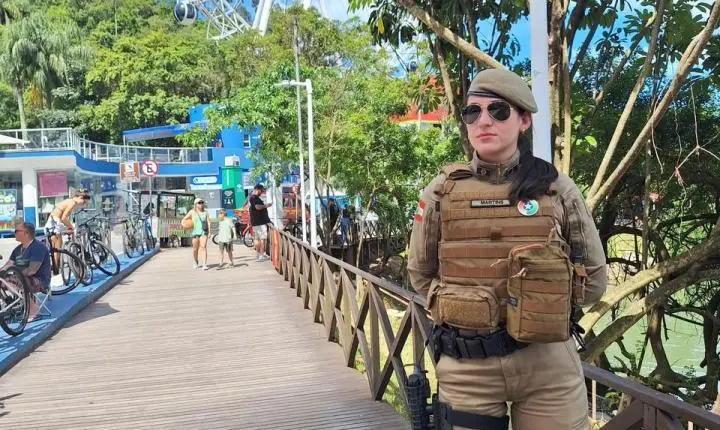 REFORÇO NO POLICIAMENTO JÁ APRESENTA RESULTADOS COM PRISÃO DE FORAGIDO E RECUPERAÇÃO DE MOTOCICLETA EM BALNEÁRIO CAMBORIÚ