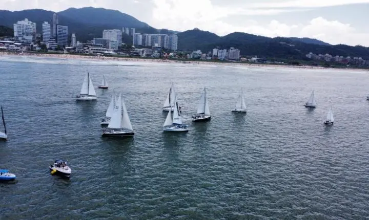 Regata celebra os 64 anos de Navegantes e deve reunir cerca de 100 velejadores