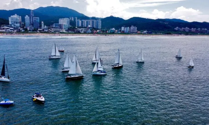 Regata celebra os 64 anos de Navegantes e deve reunir cerca de 100 velejadores