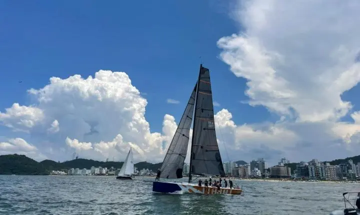 Regata celebra os 64 anos de Navegantes e deve reunir cerca de 100 velejadores