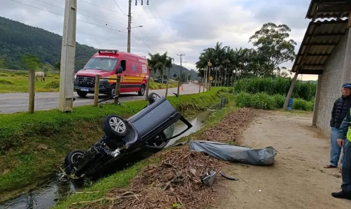 Saída de pista e queda em córrego mata motorista afogado