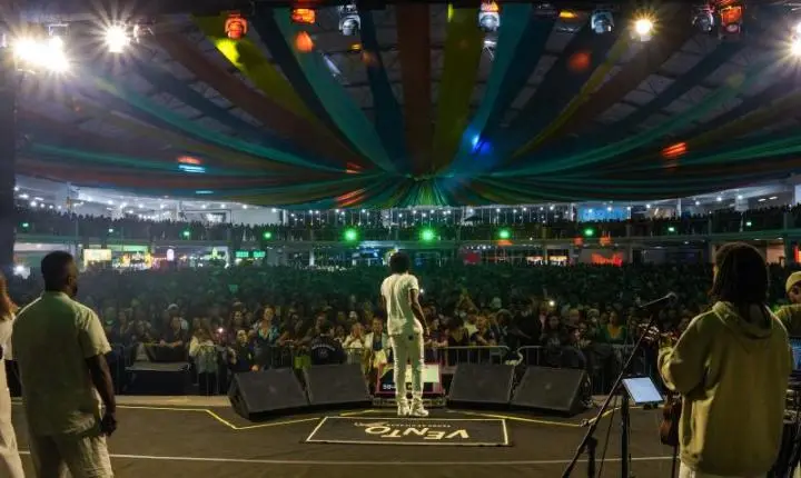 Samba de Xande de Pilares agita 12,5 mil pessoas na Marejada