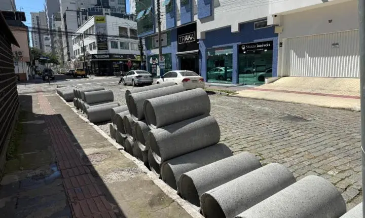 Secretaria de Obras executa rede de drenagem na Rua 100 nesta segunda-feira