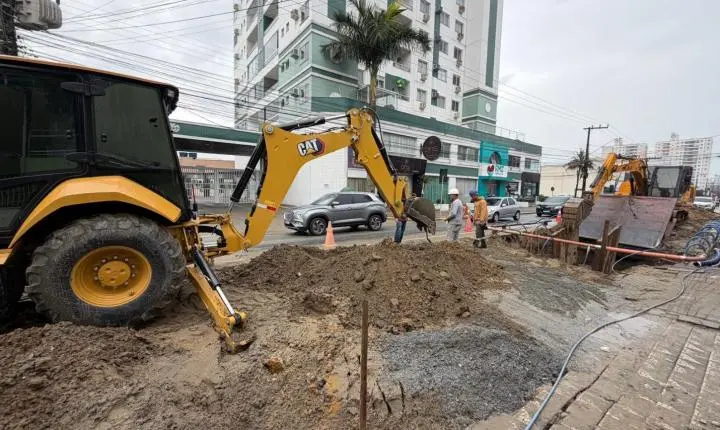 Semasa amplia obras da rede de esgoto na rua Heitor Liberato e implanta planejamento de interdições  