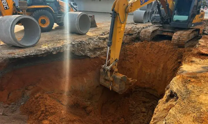 Servidores da Prefeitura de Camboriú ficam soterrados durante acidente em obra de drenagem