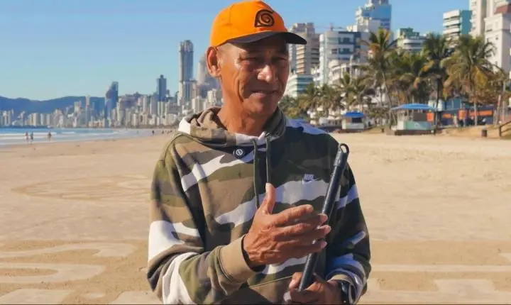 Seu Afonso transforma a areia da praia de Itapema em espaço para mensagens de fé e reflexão
