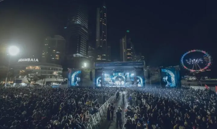 Show nacional de Alexandre Pires movimenta público nas areias da Praia Central