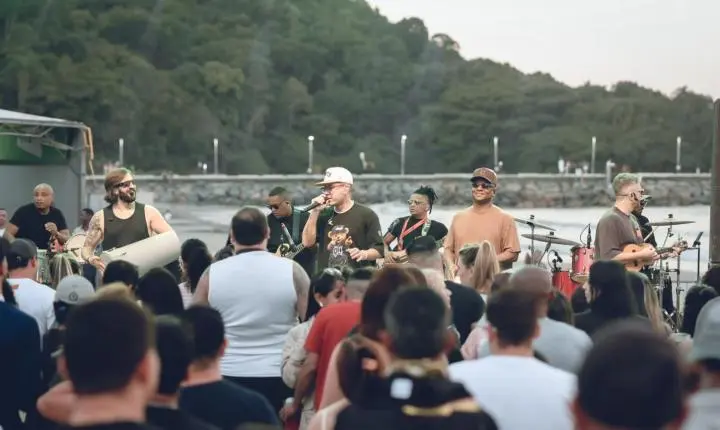 Show nacional de Alexandre Pires movimenta público nas areias da Praia Central