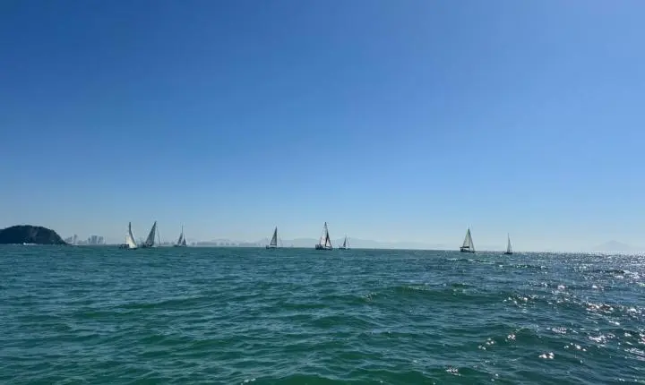 Terceira etapa do Circuito Marina Itajaí reúne cerca de 100 velejadores em Balneário Camboriú