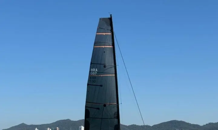 Terceira etapa do Circuito Marina Itajaí reúne cerca de 100 velejadores em Balneário Camboriú