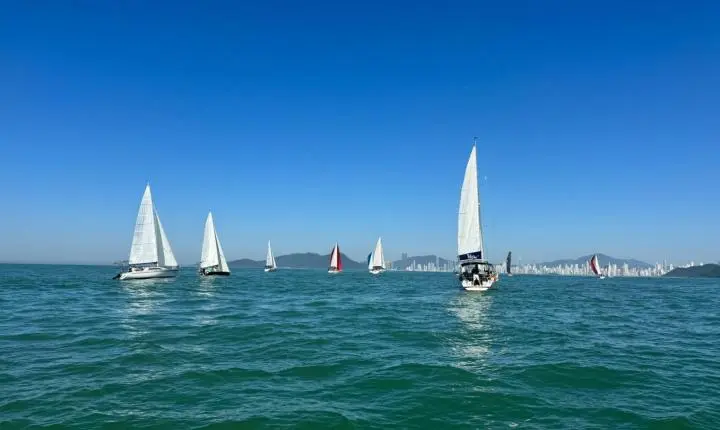 Terceira etapa do Circuito Marina Itajaí reúne cerca de 100 velejadores em Balneário Camboriú